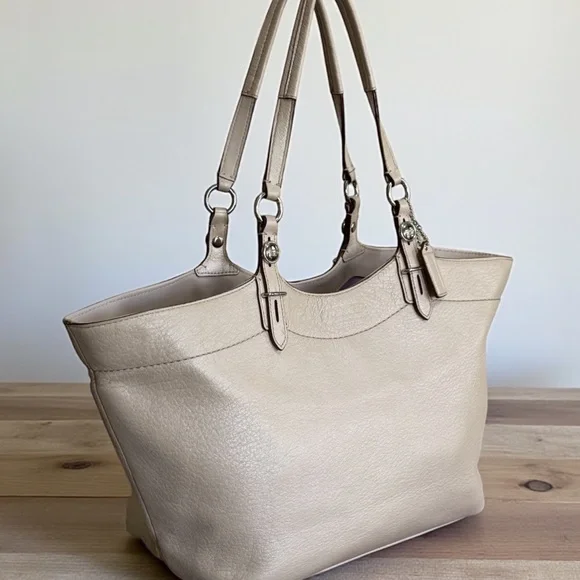 Authentic Coach Carly Leather Tote Bag in Shell! - Picture 3 of 16